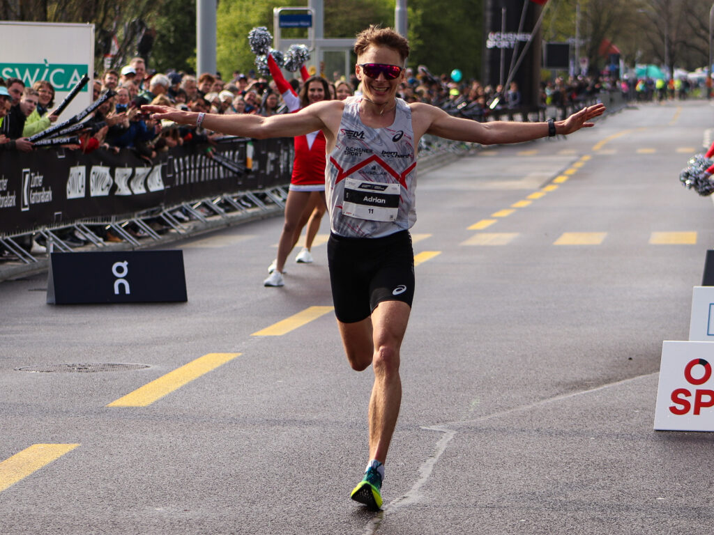 Adrian Lehmann beim Zieleinlauf am Zürich Marathon (Photo: Swiss Athletics)