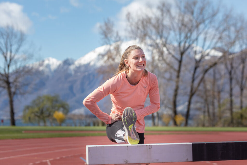 Ajla Del Ponte beim Stretching auf der Rundbahn