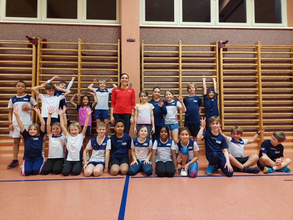 Chiara Scherrer mit Kids beim Mille Gruyère Training