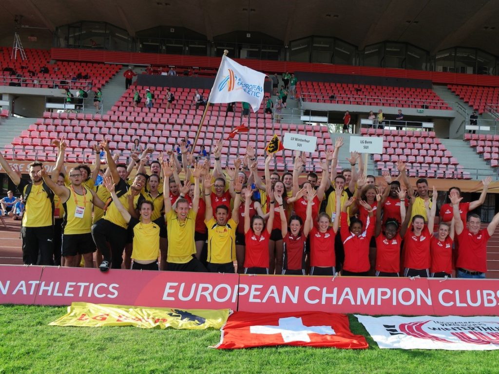 Die Teams der LG Bern und LV Winterthur jubeln zusammen nach dem erfolgreichen Auftritt beim Vereins-Europacup in Tampere (FIN)