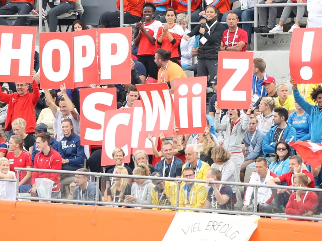 Schweizer Leichtathletik-Fans in der Fankurve an der EM in Amsterdam 2016, Hopp Schwiiz