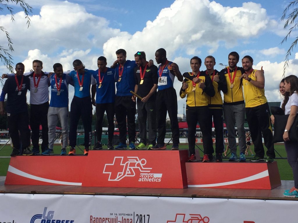Die Medaillengewinner posieren auf dem Podest an den Schweizer Staffel-Meisterschaften 2017 in Jona