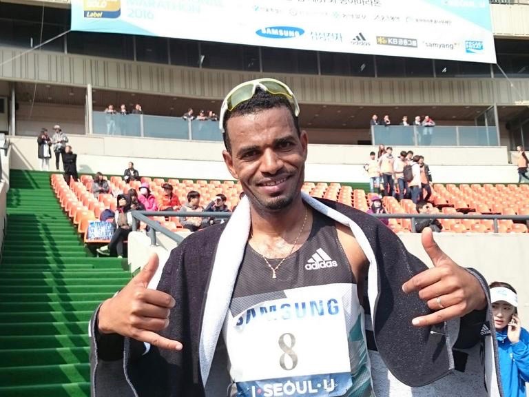 Tadesse Abraham freut sich über seinen Marathon-Schweizer-Rekord (2:06:40) beim Seoul-Marathon im März 2016