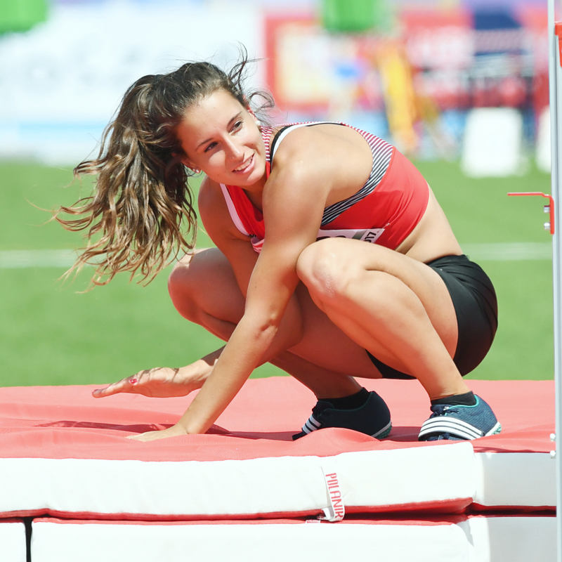 Celine Albisser verharrt nach ihrem Hochsprung an der U23-EM in Bydgoszcz auf der Matte