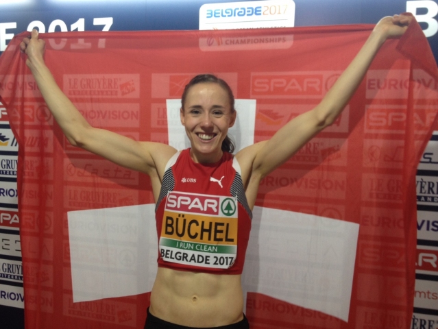 Selina Büchel jubelt mit Schweizer Flagge nach ihrem Hallen-Europameistertitel über 800 m