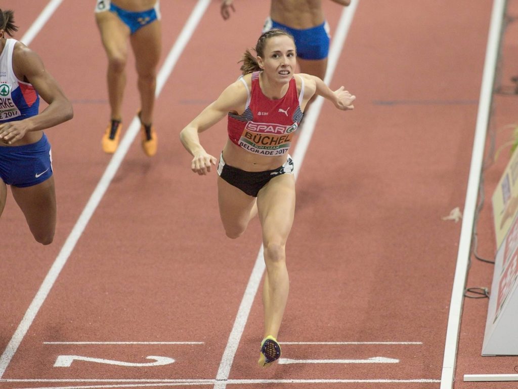 Selina Büchel wirft sich ins Ziel. Photofinish bei den Hallen-Europameisterschaften 2018 in Belgrad, wo sie schliesslich Gold holt und ihren Titel verteidigt