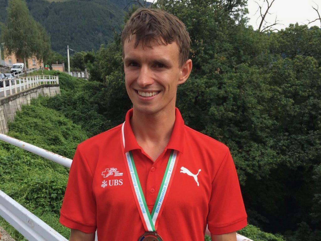 Pascal Egli zeigt seine Bronzemedaille, gewonnen an der Langdistanz-Berglauf-WM in Premana 2017