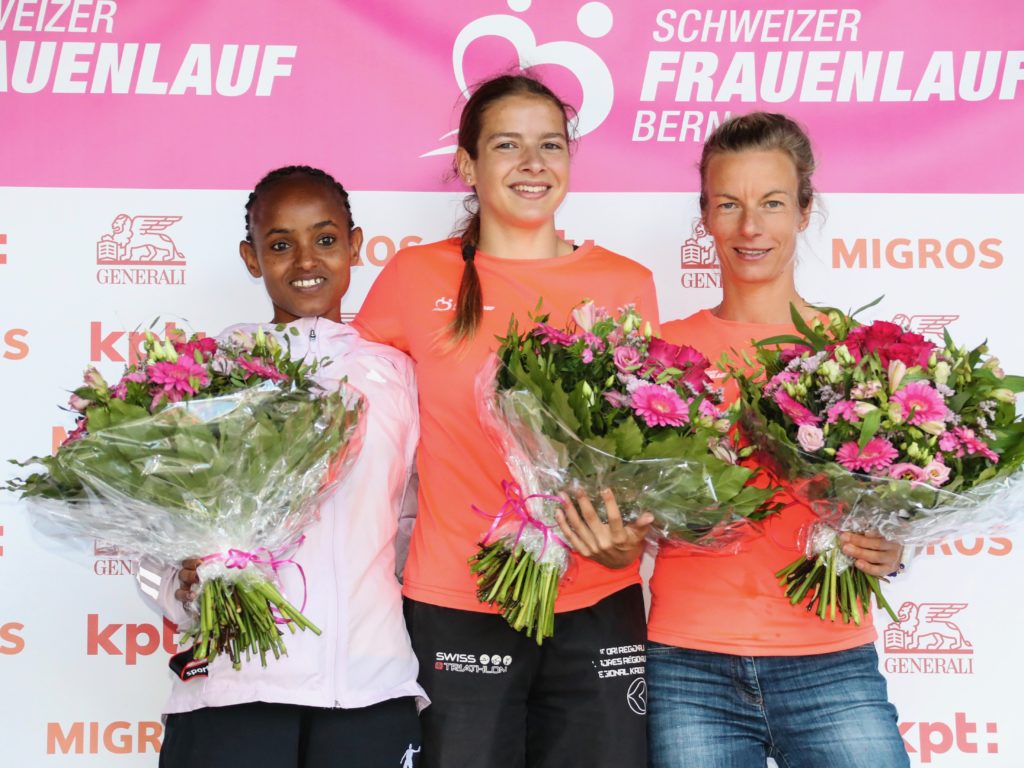Merine Meseret, Delia Sclabas, Laura Hrebec (Photo: athletix.ch) lassen sich nach ihren Podestplätzen am Schweizer Frauenlauf 2019 in Bern feiern