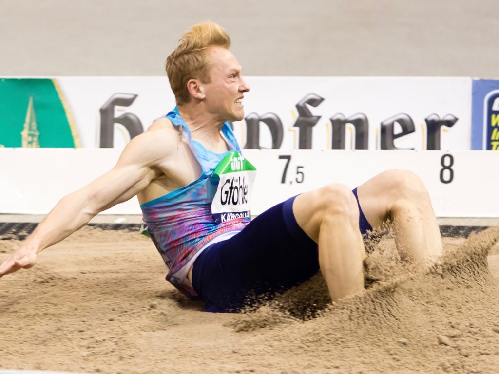 Benjamin Gföhler landet beim Weitsprung beim Indoor-Meeting in Karlsruhe 2018 im Sand