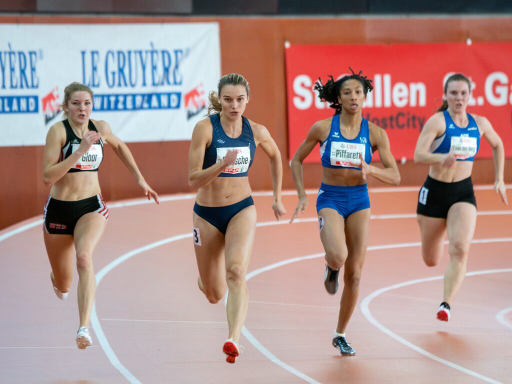 Aline Gloor, Riccarda Dietsche und Emma Piffaretti im 200-m-Lauf an der Hallen-SM 2019 in St. Gallen (Photo: athletix.ch)