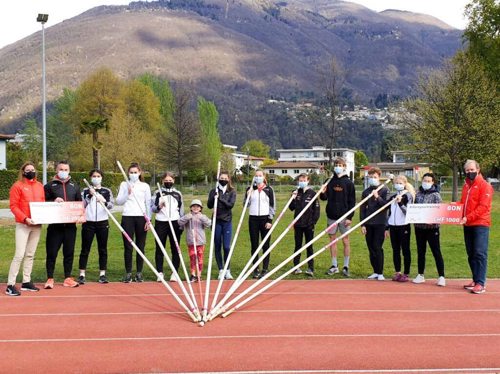 Gruppenbild des CS 13 Etoiles mit Stäben (Photo: Swiss Athletics)