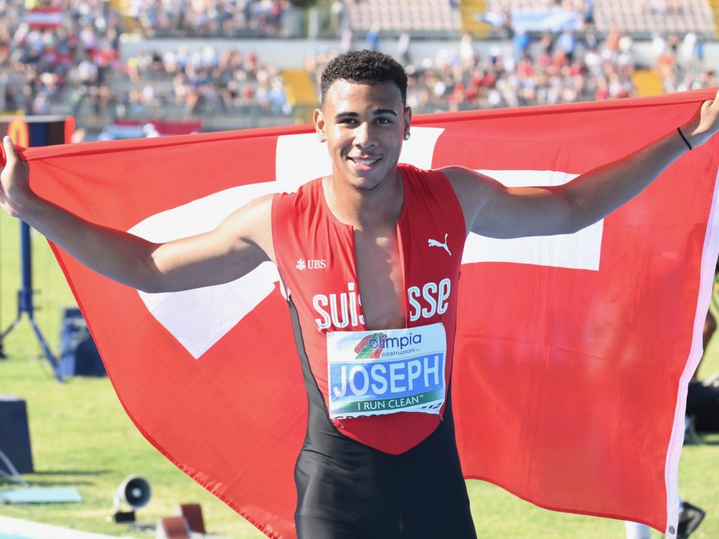 Jason Joseph gewinnt an den U20-Europameisterschaften (U20-EM) Gold über 110 m Hürden. Er jubelt mit der Schweizer Fahne