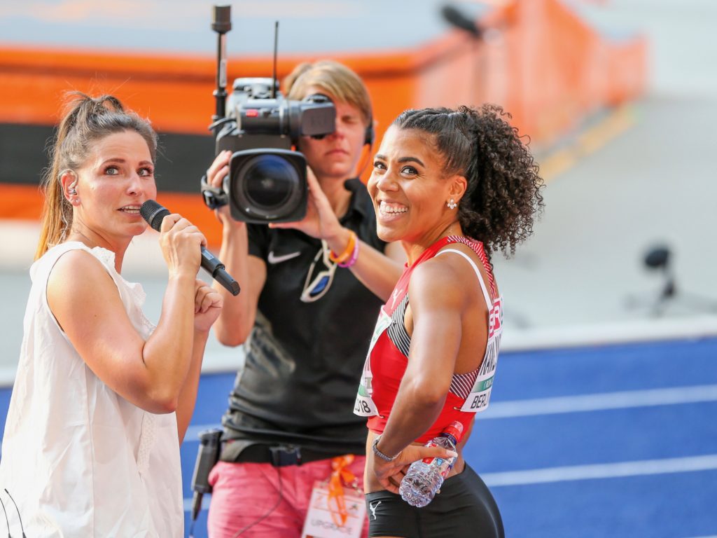 Mujinga Kambundji lächelt nach ihrem Halbfinal-Sieg über 100 m an den Europameisterschaften in Berlin in die Kameras