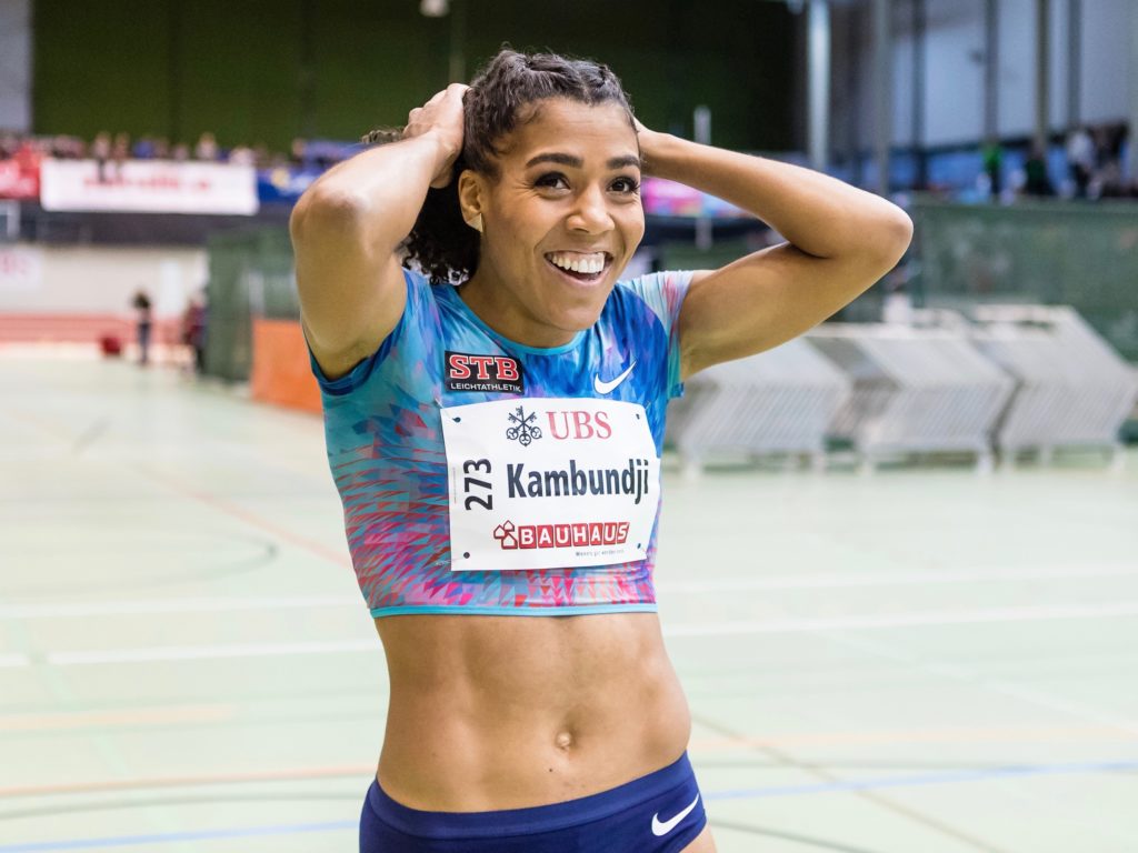 Mujinga Kambundji freut sich über ihren Schweizer Hallenrekord über 60 m (7,03) an den Hallen-Schweizer-Meisterschaften 2018 in Magglingen