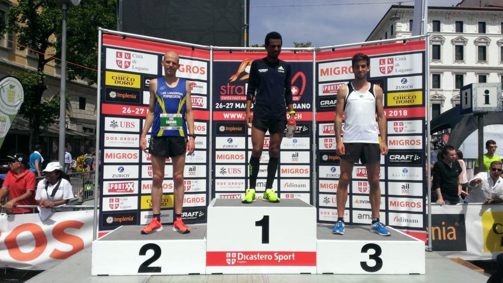 Fabian Kuert, Tadesse Abraham und Fabian Anrig stehen auf dem Podest als 2., 1. und 3. an der Halbmarathon-SM in Lugano 2018