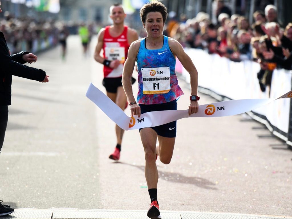 Maja Neuenschwander freut sich im Zieleinlauf über ihren Sieg beim Halbmarathon in Den Haag 2018