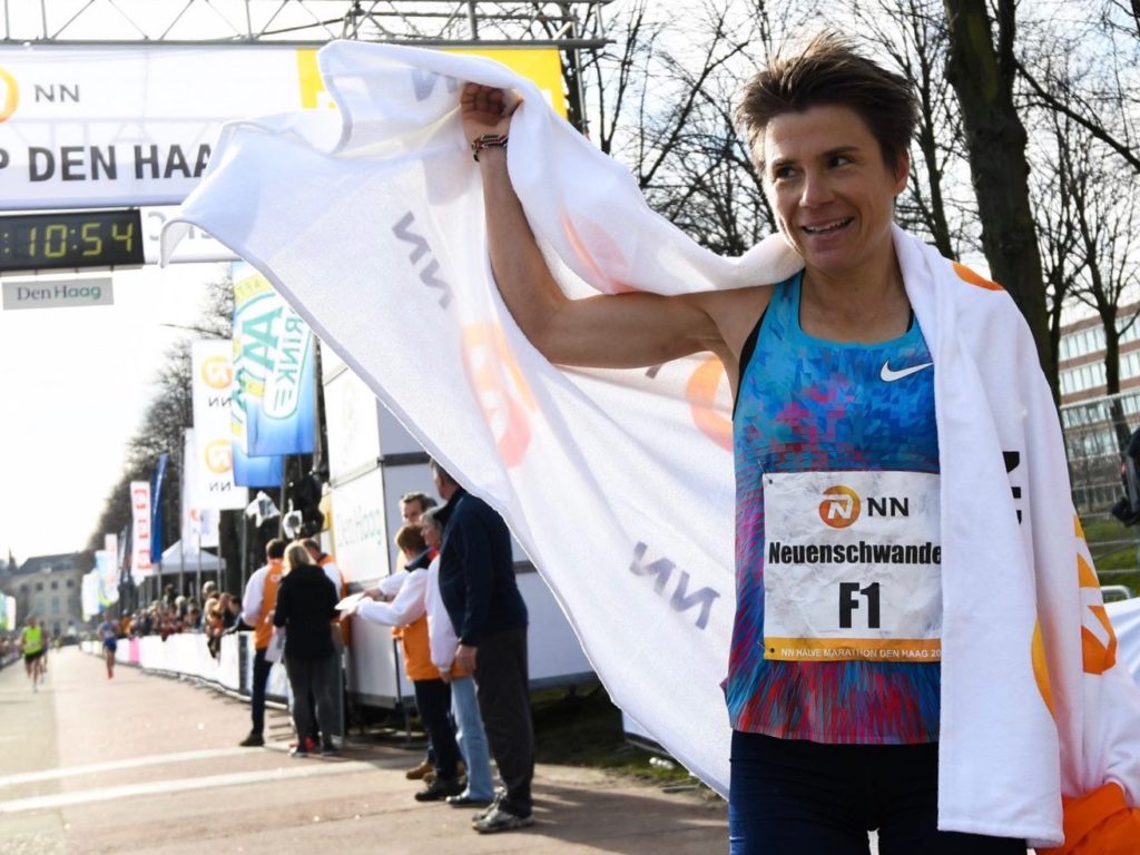 Maja Neuenschwander lässt sich nach dem Zieleinlauf beim Halbmarathon in Den Haag 2018, wo sie gewann, feiern