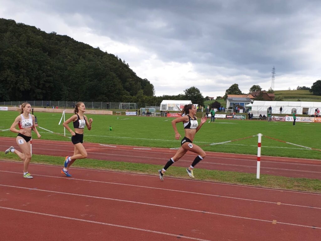 Valentina Rosamilia auf dem Weg zu ihrem Sieg über 800 m an den U18-Schweizer-Meisterschaften in der Leichtathletik 2019 in Düdingen