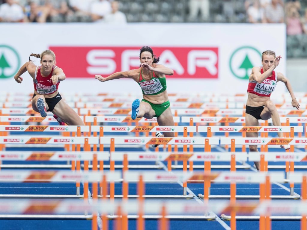 Géraldine Ruckstuhl und Annik Kälin bei ihrem 100-m-Hürden-Lauf im Siebenkampf der Leichtathletik-Europameisterschaften in Berlin