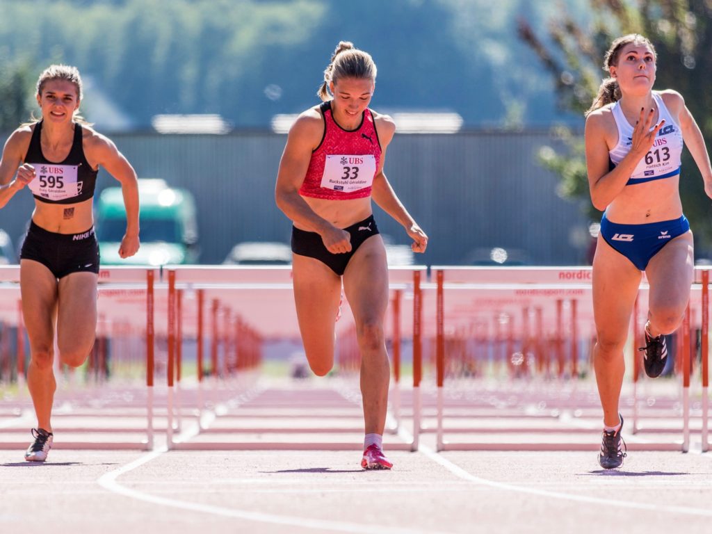 Geraldine Ruckstuhl (STV Altbueron, Nr 33) und Kim Flattich (Leichtathletik Club Zuerich, Nr 613)