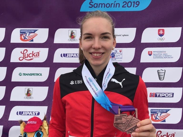 Géraldine Ruckstuhl (Photo: Swiss Athletics) posiert auf dem Podest mit der Bronzemedaille bei den U23 im Speerwerfen des Winterwurf-Europacups in Samorin (SVK) 2019
