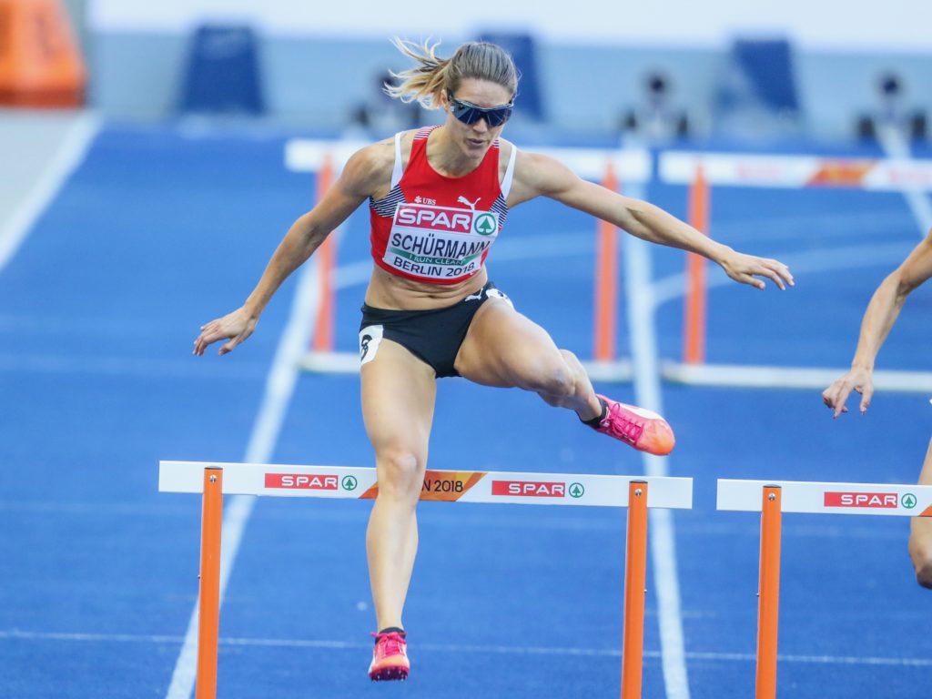 Robine Schürmann überquert an den Leichtathletik-Europameisterschaften in Berlin auf dem Weg zu ihrem Vorlauf-Sieg über 400 m Hürden eine Hürde
