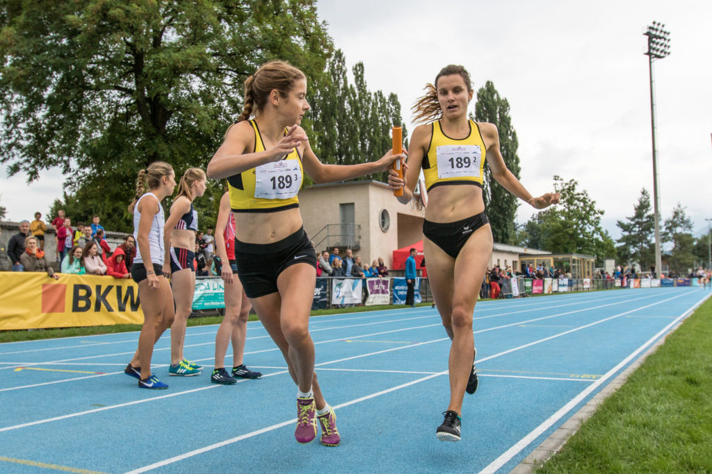 Delia Sclabas übergibt den Staffelstab über 3x1000 m an den Staffel-Schweizer-Meisterschaften an Schlussläuferin Delia Sclabas