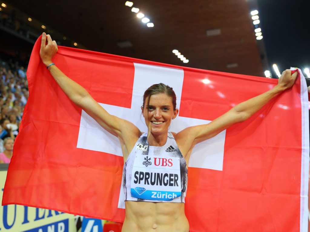 Lea Sprunger posiert an Weltklasse Zürich mit Schweizer Flagge