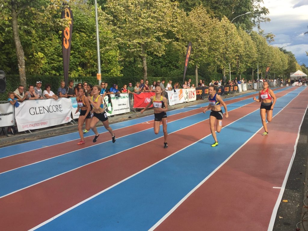 Mädchen sprinten ins Ziel beim Schweizer Final des Swiss Athletics Sprint