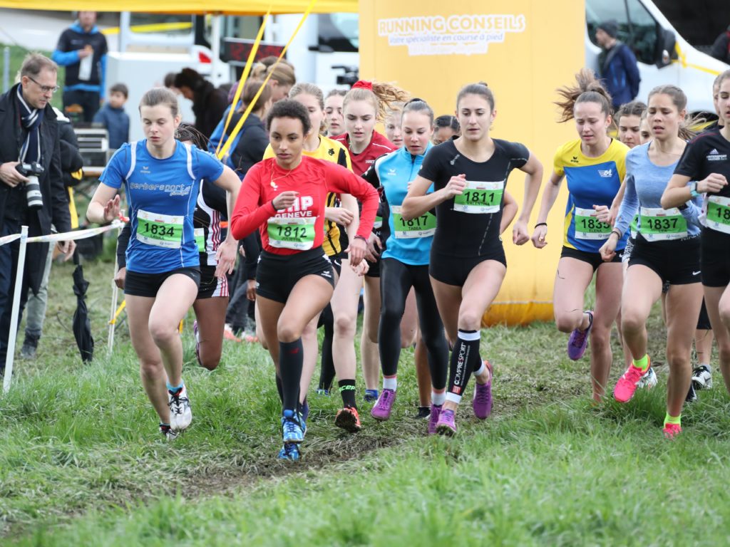 U18-Athletinnen am Start ihres Rennens an der Cross-Schweizer-Meisterschaft 2019 in Montreux