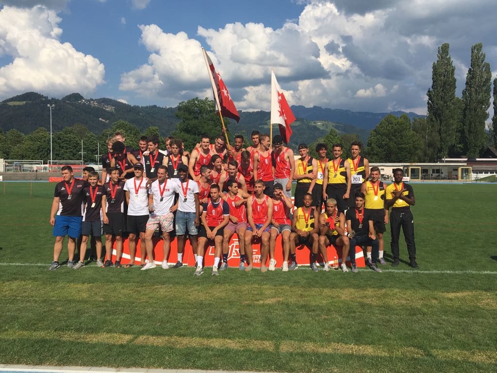 Die drei erstplatzierten Männer-Teams posieren auf dem Podest an der U20-SVM in Thun