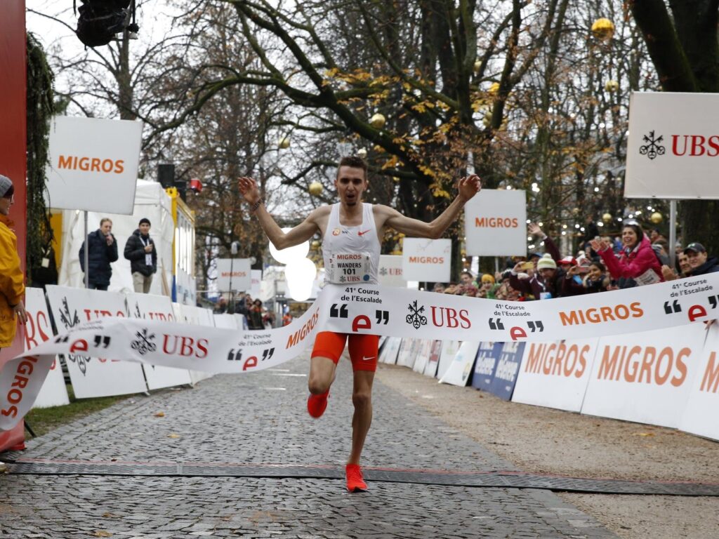 Julien Wanders läuft als Sieger über die Ziellinie (Photo: Course de l'Escalade)